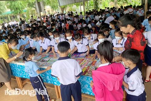 Thư viện Đồng Nai phục vụ lưu động hơn 1 ngàn bản sách
