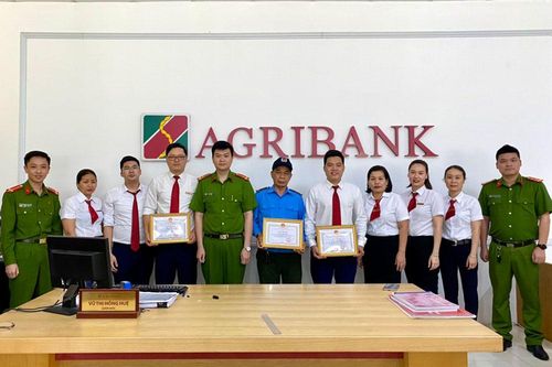 Vụ bắt giữ đối tượng có ý định cướp ngân hàng: Khen thưởng đột xuất 3 cá nhân