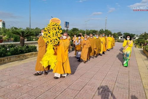 Ban Tổ chức Đại hội Phật giáo tỉnh Ninh Thuận dâng hương tại Nghĩa trang Liệt sĩ tỉnh