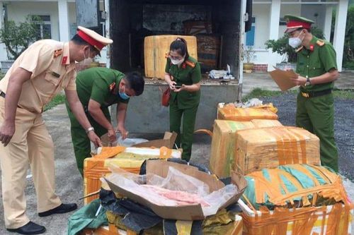 2,2 tấn nội tạng động vật hôi thối ém trên xe tải