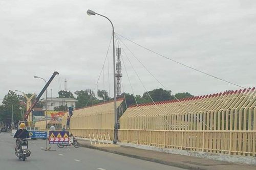 Người dân bức xúc việc trang trí cầu Đại An, phá vỡ cảnh quan thành phố