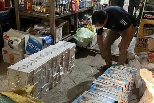 Bình Phước: Bắt quả tang xe tải đang xuống hàng hơn 4.000 bao thuốc lá lậu