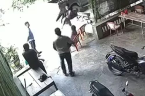 Công an triệu tập 2 kẻ côn đồ đánh người đàn ông bất tỉnh