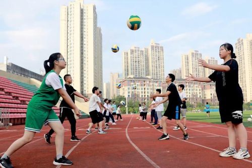 Phụ huynh đi du lịch không khai báo, con bị đuổi học