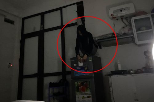 Nửa đêm thấy bạn cùng phòng hành động lạ trên nóc tủ, cô gái 'cầu cứu' dân mạng