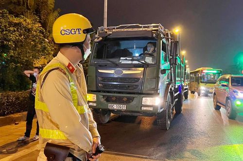 Xử phạt 1.568 trường hợp cơi nới thùng, chở quá tải và làm rơi vãi vật liệu xây dựng