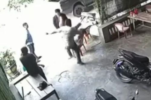 Vụ người đàn ông bị 'tung cước' vào mặt: Triệu tập người liên quan để làm rõ