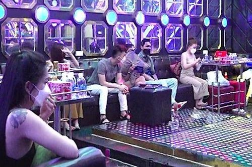 Chủ quán karaoke giành khách bằng… ma túy