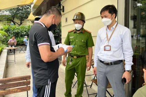 Kiên quyết xử lý hành vi chiếm dụng ghế đá công cộng khu vực ven hồ Tây