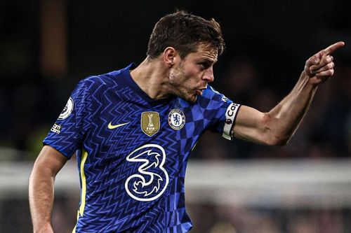 Azpilicueta cãi nhau với CĐV sau trận thua Arsenal