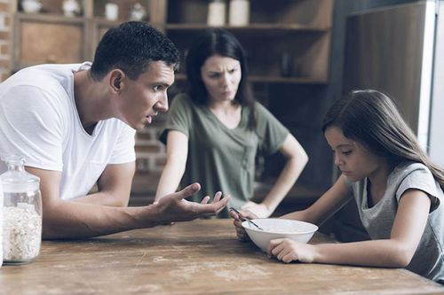 Dấu hiệu cha mẹ quá nghiêm khắc với con