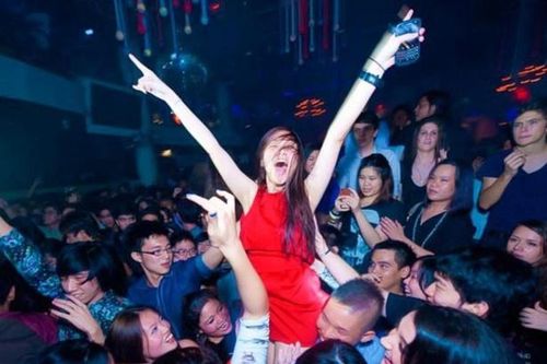 Hộp đêm ở Singapore tỉnh giấc sau 2 năm