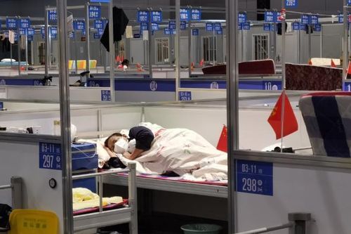 Cảnh sát Thượng Hải phá cửa, ép cụ bà 92 tuổi đi cách ly