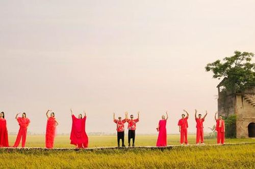 Sàn diễn độc đáo 150m bằng tre trên cánh đồng lúa