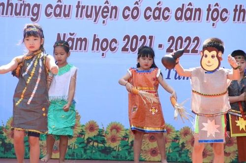 Học sinh Kon Tum trình diễn thời trang từ vật liệu tái chế để bảo vệ môi trường