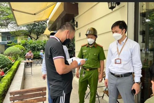 Xử lý hành vi chiếm dụng ghế đá hồ Tây để thu tiền khách ngồi