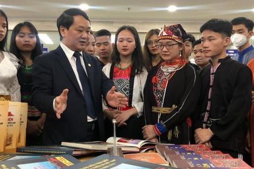 Không món ăn tinh thần nào có thể so sánh được với sách