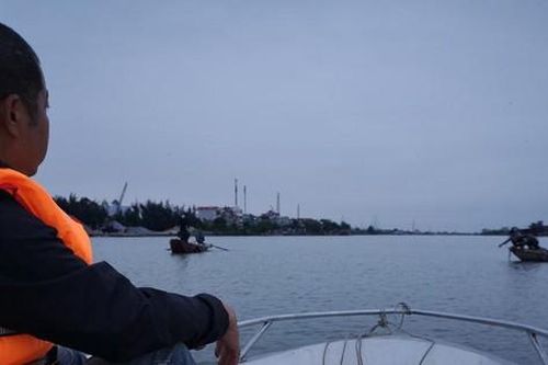 Tìm thấy thi thể nam thanh niên nhảy cầu Lạc Quần tự tử