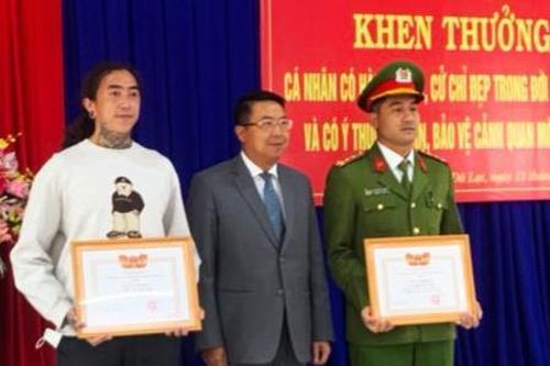 Khen thưởng chàng trai nhặt rác và đại úy trả lại 300 triệu cho người đánh rơi