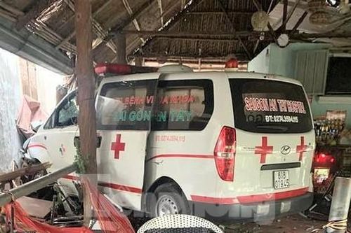 Xe cứu thương lao vào quán cà phê sau va chạm với xe máy