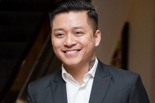 Tuấn Hưng bị kẻ gian đập kính xe 'trộm' hết đồ tại Anh Quốc