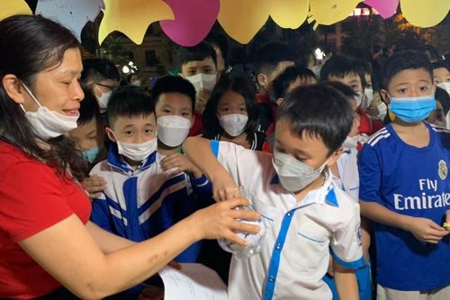 Học sinh Hà Tĩnh kể chuyện theo sách, thu hút hàng trăm người