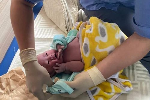 Nhân viên đường sắt làm 'bà đỡ' trên tàu
