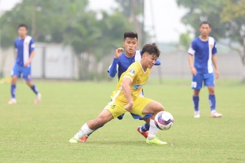 Hòa Bình cưa điểm trẻ Quảng Nam ở trận cầu có 2 thẻ đỏ