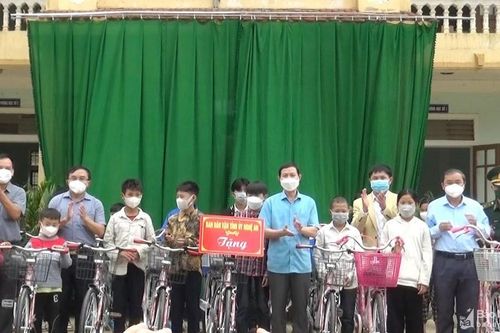 Trưởng Ban Dân vận Tỉnh ủy thăm, tặng quà học sinh nghèo huyện Quế Phong