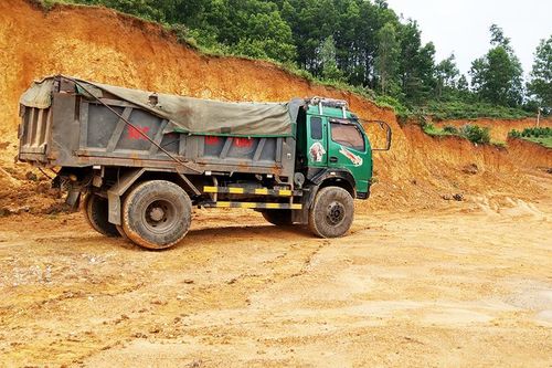 Chính quyền 'khó nắm bắt' nạn khai thác trộm đất tại Đức Lạng
