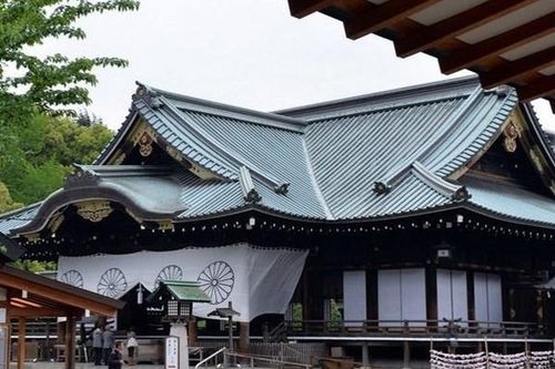 Thủ tướng Nhật Bản Kishida Fumio gửi đồ lễ đến đền Yasukuni
