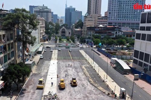 Gần 300 công nhân ngày đêm 'giải phóng' mặt bằng đường Lê Lợi trước ngày 30/4