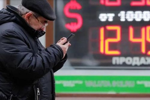 Người Nga đã rút tới 9,8 tỷ USD ngoại tệ trong tháng 3