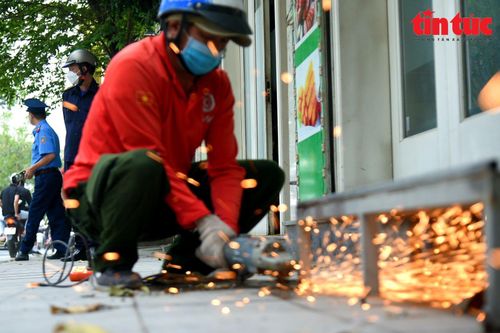 Hà Nội mạnh tay xử lý tình trạng chiếm dụng vỉa hè và ghế đá công cộng