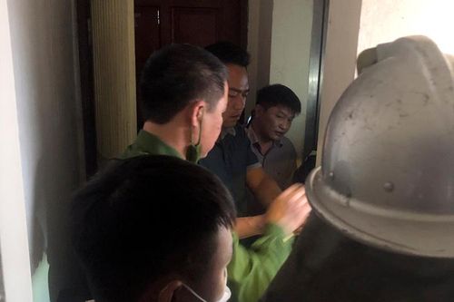 Cảnh sát Phòng cháy chữa cháy cứu hai người mắc kẹt trong hố thang máy