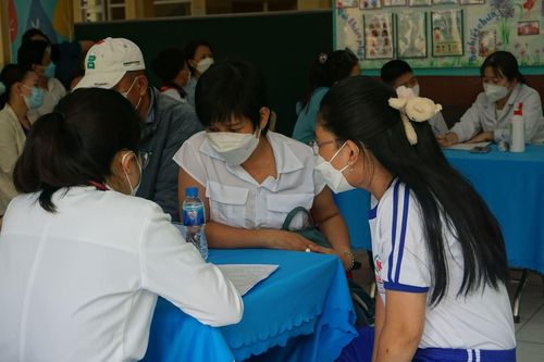Phụ huynh cần làm gì khi trẻ bị phản ứng sau tiêm vaccine phòng COVID-19?