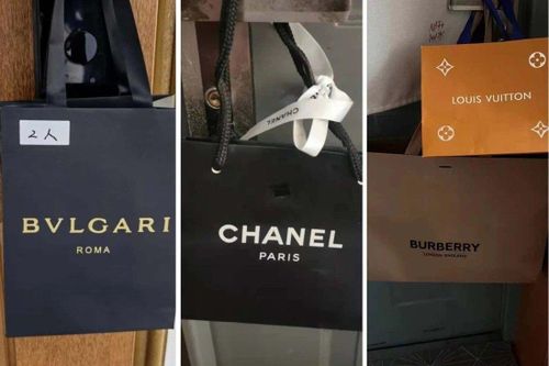Tranh cãi trào lưu treo túi đựng hàng hiệu trước cửa nhà trong đại dịch ở Thượng Hải