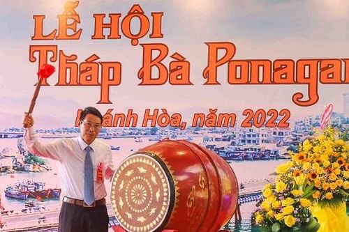 Khánh Hòa: Đông đảo du khách tham dự Lễ hội Tháp Bà Ponagar năm 2022