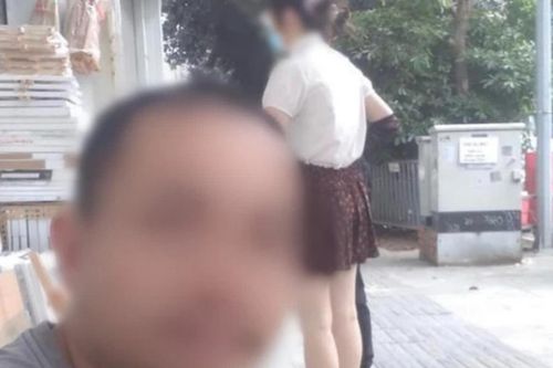 Người đàn ông chụp lén nữ sinh kèm bình luận khiếm nhã khiến dân mạng chỉ trích dữ dội