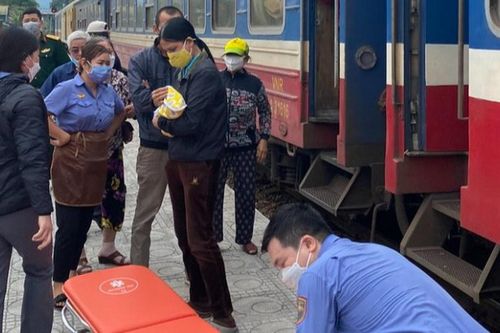 Sản phụ sinh con trên đoàn tàu SE8 hướng ra Bắc