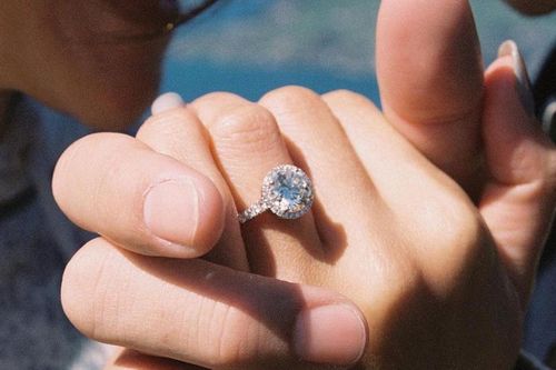 Một sao nữ nổi tiếng chính thức nhận nhẫn cầu hôn từ bạn trai