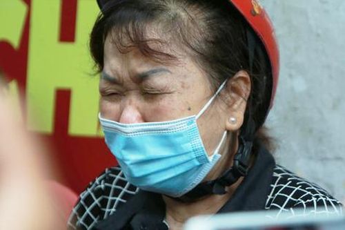 Người thân khóc nghẹn tại hiện trường vụ cháy khiến 5 nạn nhân tử vong