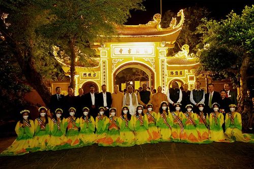 Chủ tịch Hạ nghị viện Ấn Độ và phái đoàn thăm chùa Trấn Quốc (TP.Hà Nội)