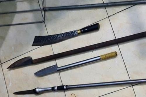 Mâu thuẫn trên sân bóng, hàng chục đối tượng mang dao đi hỗn chiến