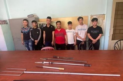 TPHCM: Cảnh sát chặn 2 nhóm hỗn chiến, thu nhiều hung khí nguy hiểm