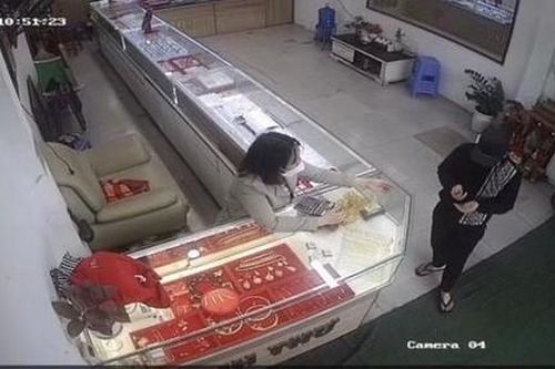 Đối tượng lái ô tô đến tiệm vàng cướp nhẫn và dây chuyền bị bắt