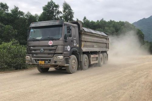 Xe quá tải 'đại náo' vùng quê ở Quảng Bình