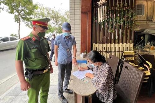 Xử lý nghiêm hành vi chiếm dụng ghế đá hồ Tây, đòi tiền người ngồi
