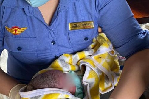 Sản phụ chuyển dạ trên tàu hỏa, nhân viên rưng rưng nước mắt khi trở thành 'bác sĩ đỡ đẻ'