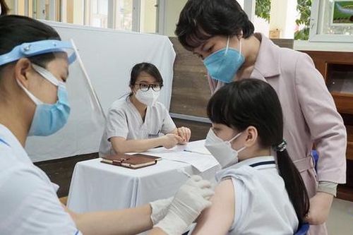Cha mẹ sát cánh cùng con đi tiêm vaccine COVID-19